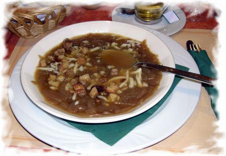 Луковый суп с гренками