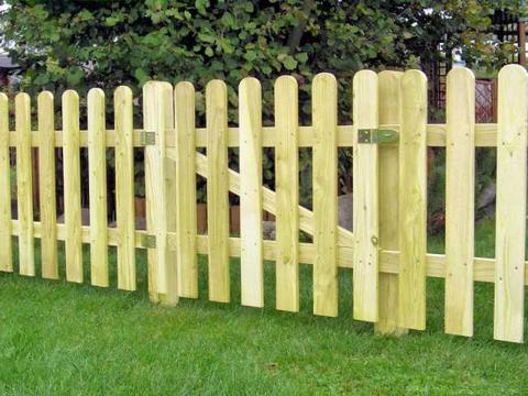 Деревянный забор из штакетника