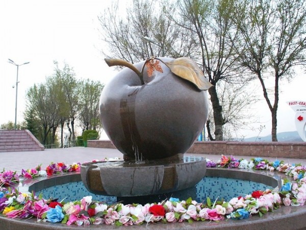 Памятник яблоку в Казахстане