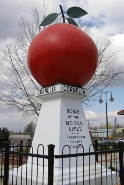 Памятник яблоку в Корнелии