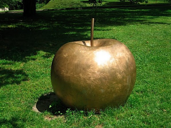 Памятник яблоку в Мартиньи
