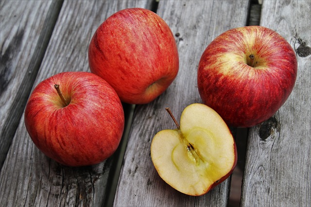 Как правильно собрать яблоки и обработать яблони?